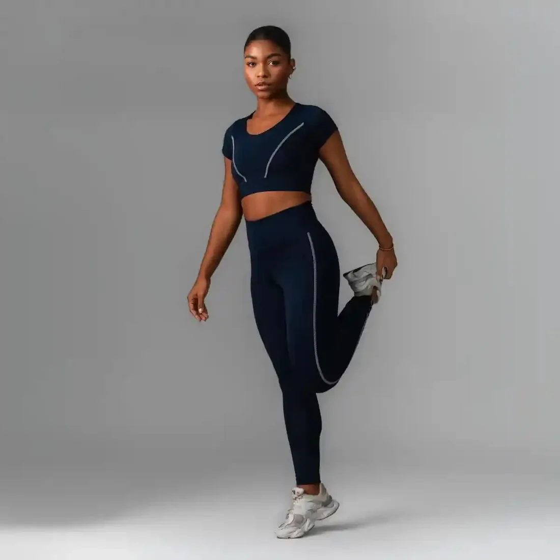 Top Sasha manga curta com recortes e legging clássica com costura lateral, azul-marinho, de frente.
