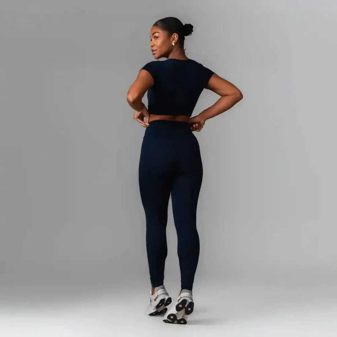 Conjunto Top Sasha e legging YSA visto de costas.
