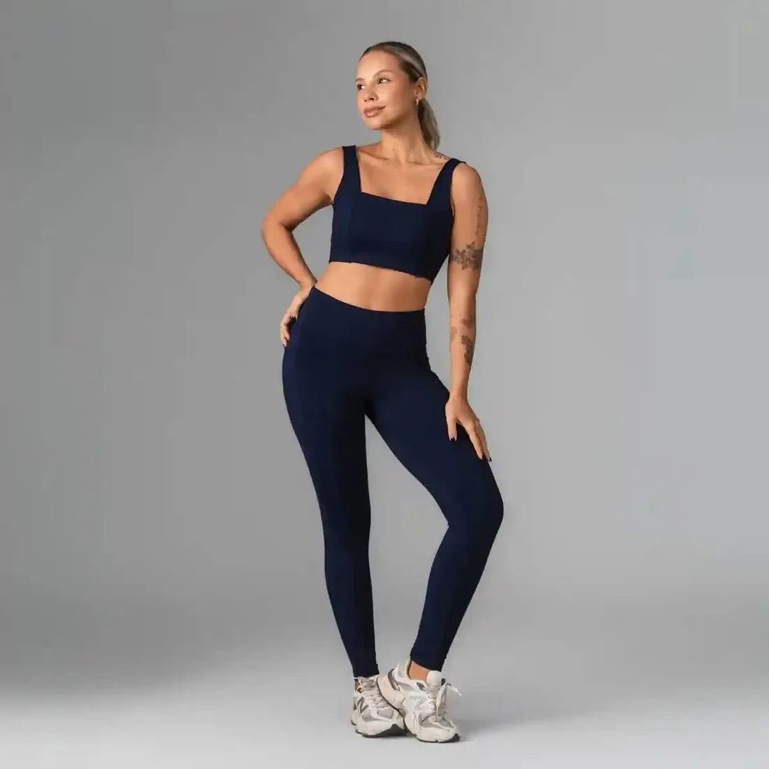 Conjunto de moda fitness YSA em azul-marinho: top de decote quadrado e legging cintura alta.
