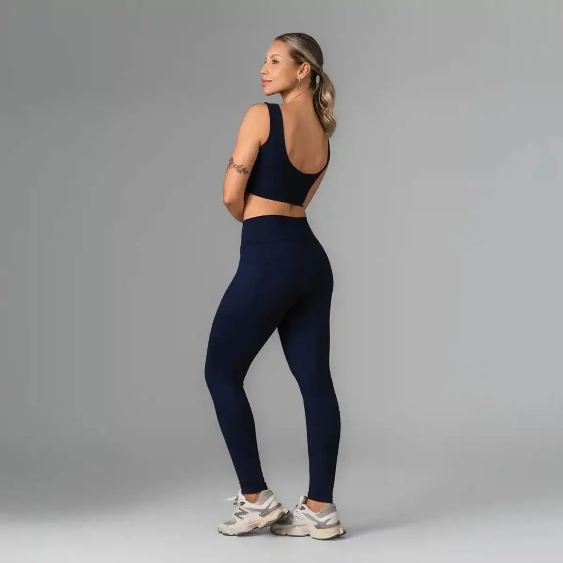 Conjunto Top Maju e legging com bolso YSA visto de costas.